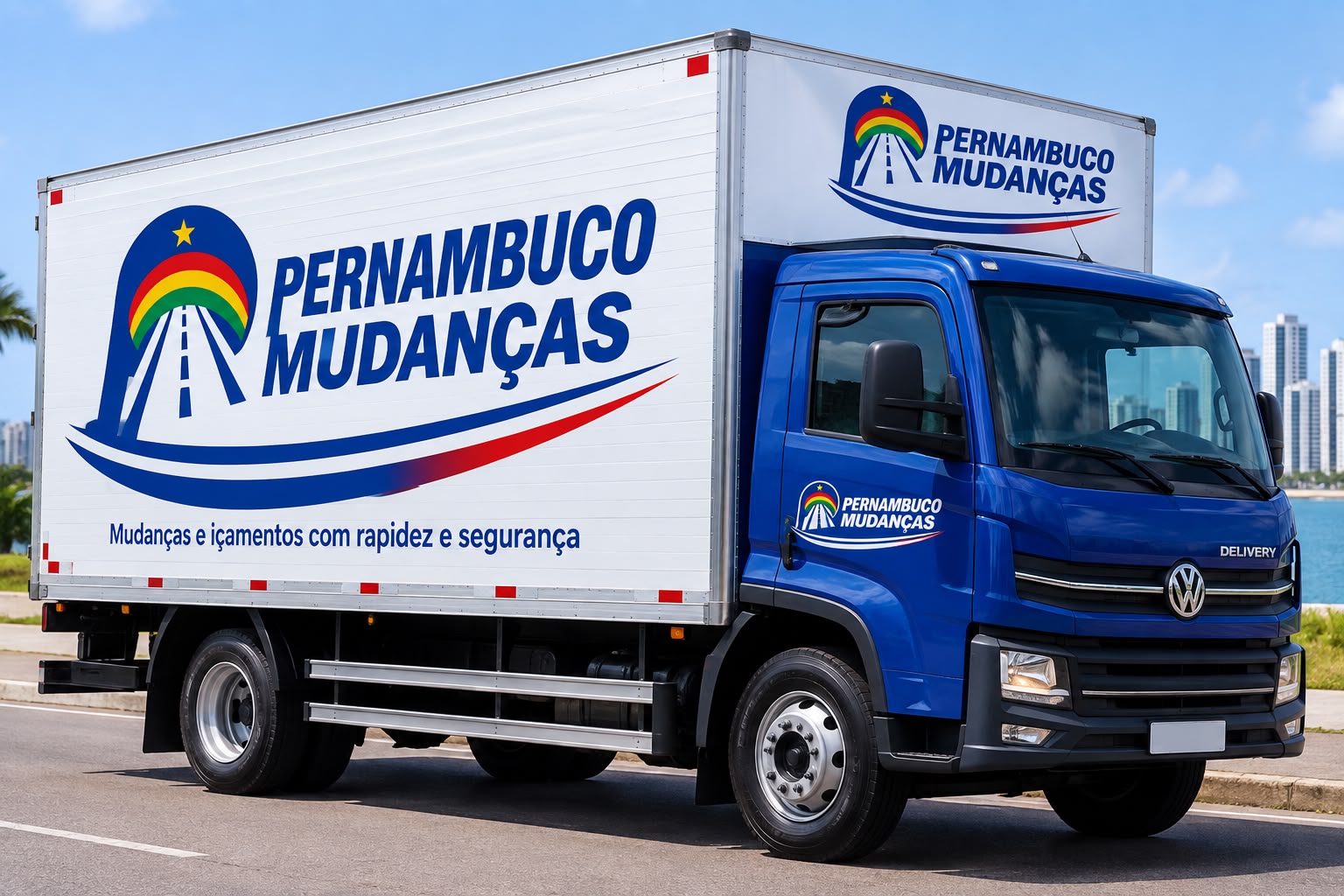 Caminhão azul e branco da Pernambuco Mudanças com a logo da empresa